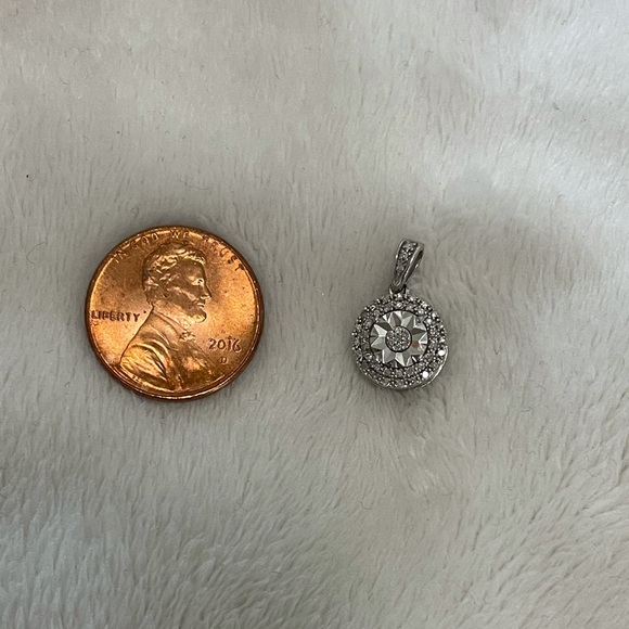 Beautiful Sterling silver and diamond pendant - Picture 10 of 10